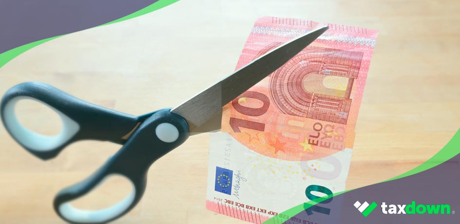 Tijera cortando dinero, representando las deducciones fiscales que existen en España