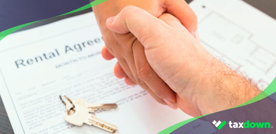 Persona firmando un contrato de alquiler que deberá incluir en su declaración de la renta