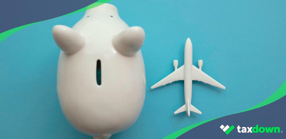 Avión de juguete y hucha representando el ahorro que tienen los pensionistas extranjeros en España al hacer la declaración de la renta