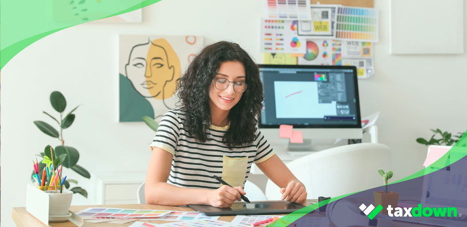 Mujer autónoma haciendo la declaración de la renta 2021