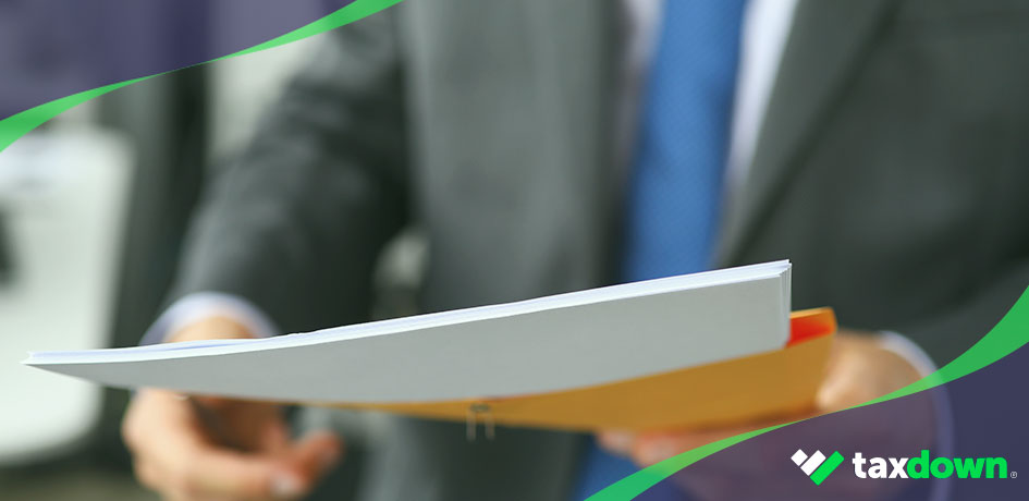 Persona trajeada entregando la declaración de manera presencial