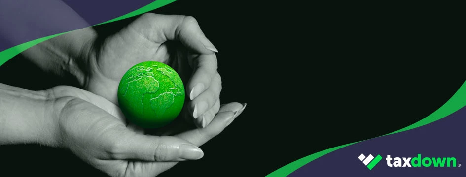 Dos manos sujetando un planeta verde representando que hay que cuidar la tierra con eficiencia energética