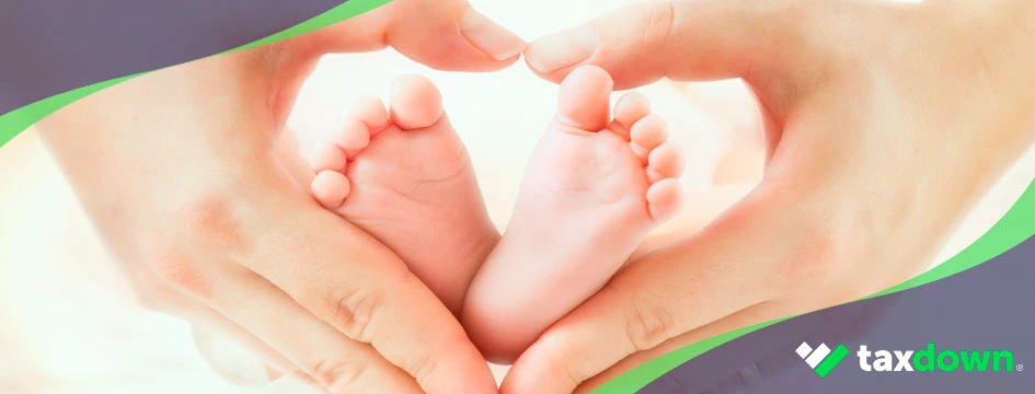 Madre con derecho a solicitar la devolución del IRPF de maternidad con su bebe