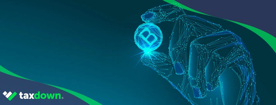 Mando digital azul sujetando una criptomoneda (BitCoin)