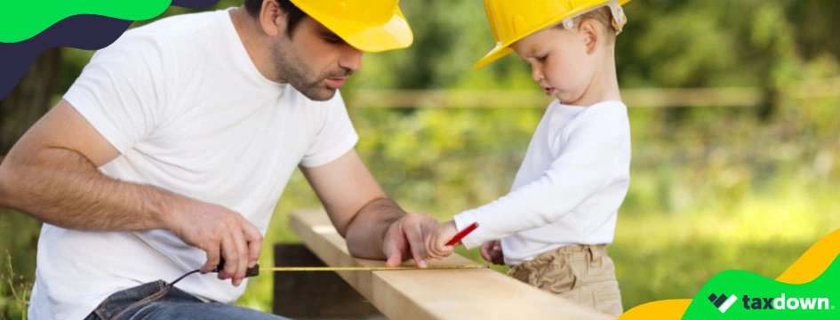 Carpintero autónomo enseñando a su hijo la profesión