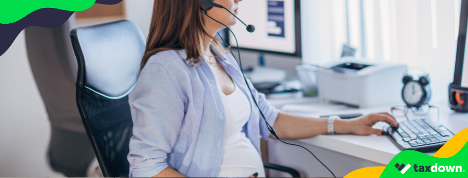 Mujer autónoma revisando cómo solicitar la baja de maternidad en su ordenador