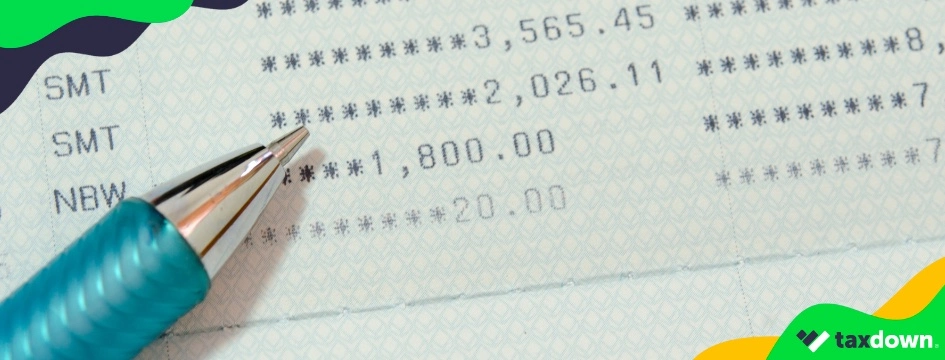 Un bolígrafo y unas facturas simbolizando el cálculo para ahorrar gracias al método kakebo