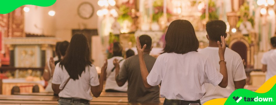 Varias personas rezando dentro de una iglesia