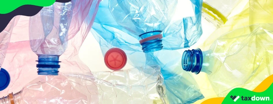 Botellas de plástico de colores y aplastadas